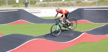 Pruebas Ciclista Sergio Mantecón en el pump track de Oliva