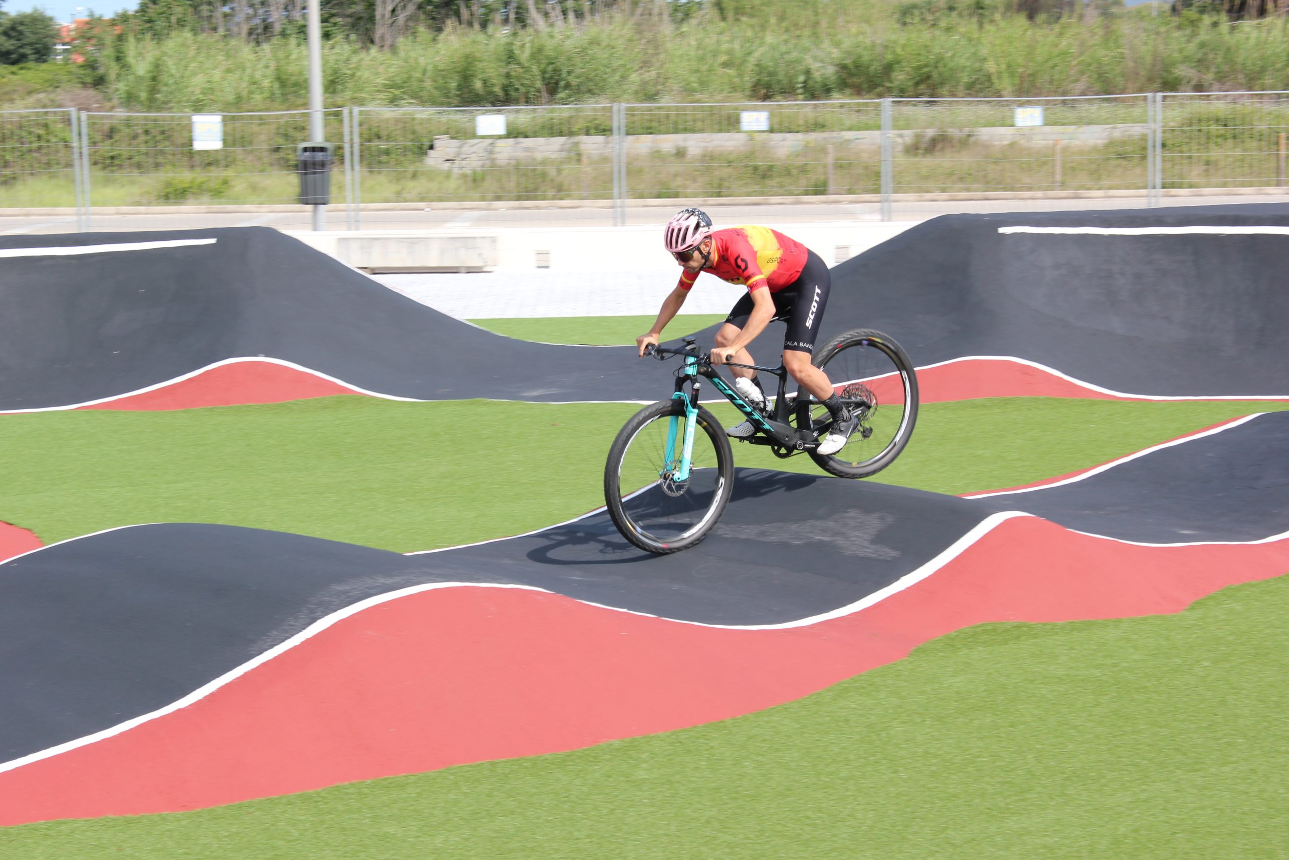 Pruebas Ciclista Sergio Mantecón en el pump track de Oliva