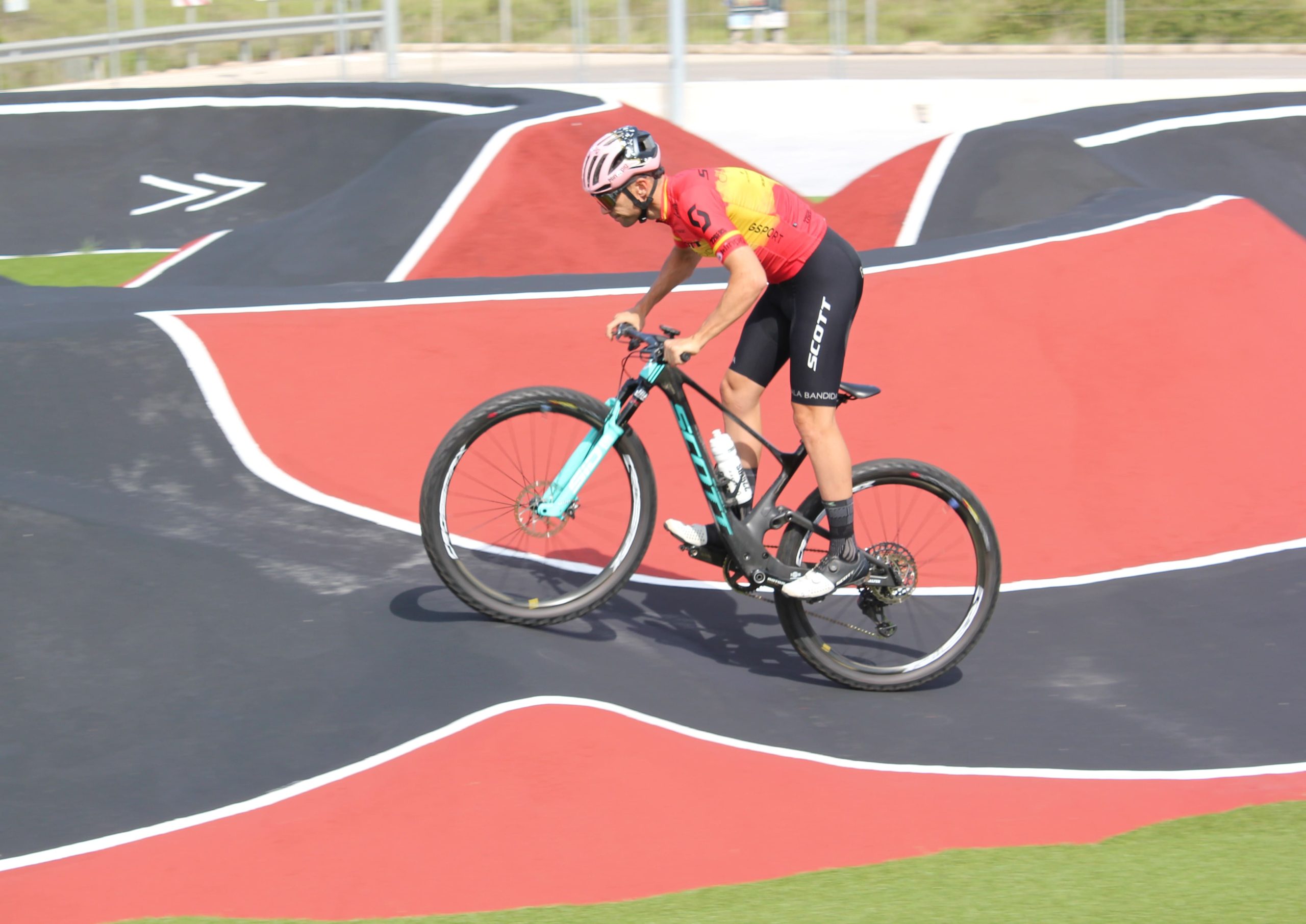 Pruebas Ciclista Sergio Mantecón en el pump track de Oliva
